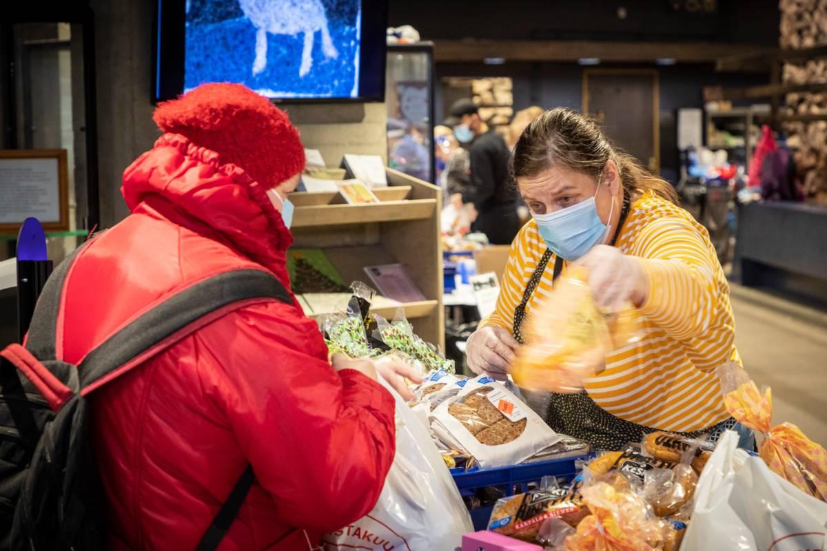 Elintarvikeavun vapaaehtoinen Hannele Eloranta jakoi ruokaa Espoonlahden kirkolla joulukuussa 2020.
