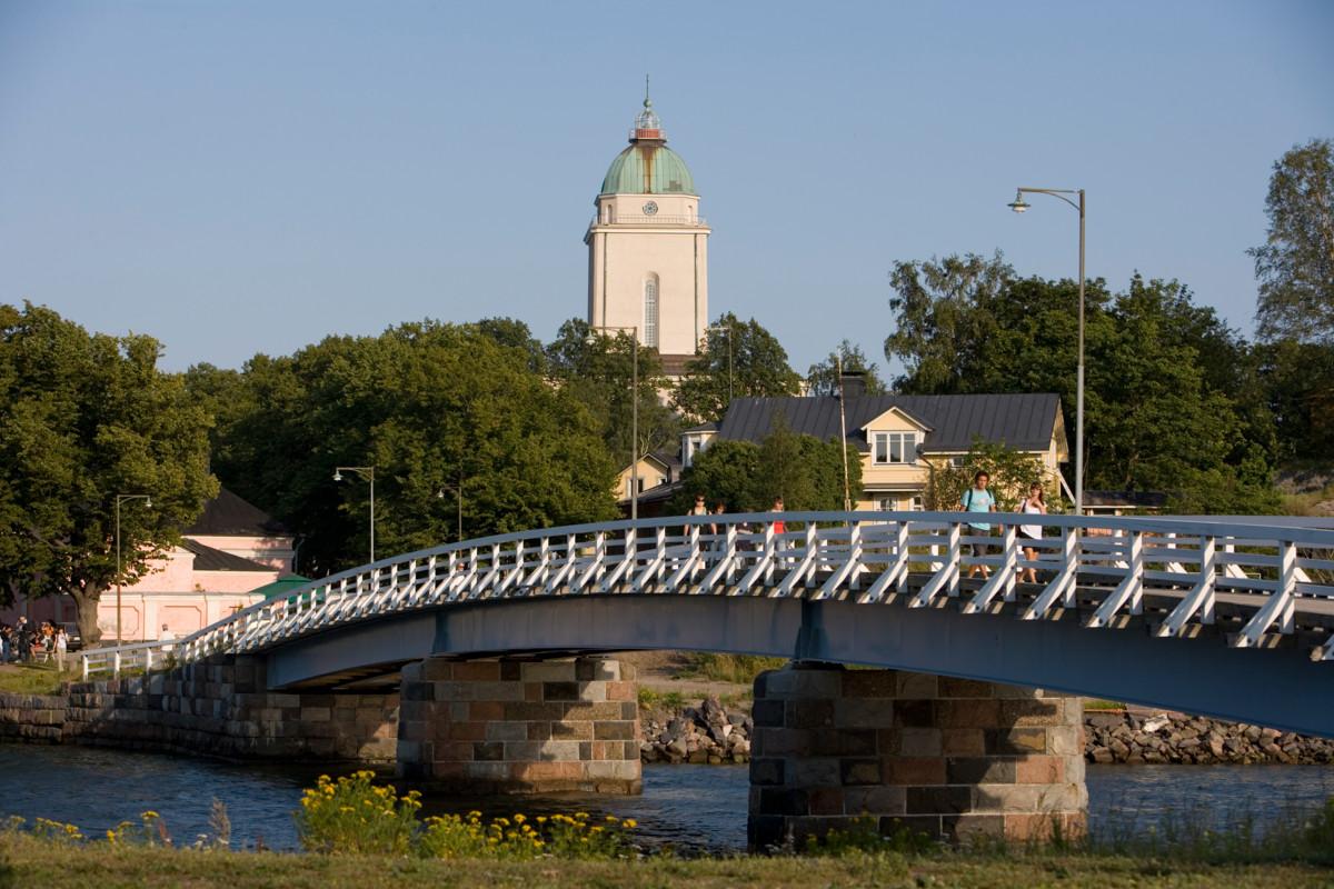 Suomenlinna ja Suomenlinnan kirkko sen osana ovat UNESCO:n maailmanperintökohteita. Turisteja käy sekä kotimaasta että ulkomailta.
