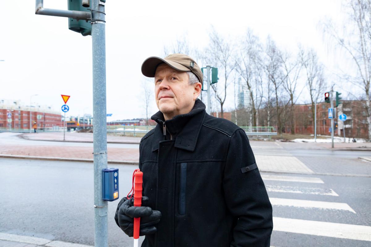 Vilkkaiden katujen liikennevaloissa on ääniopaste, joka on ehdottoman tärkeä näkövammaiselle Ilkka Väisäselle.