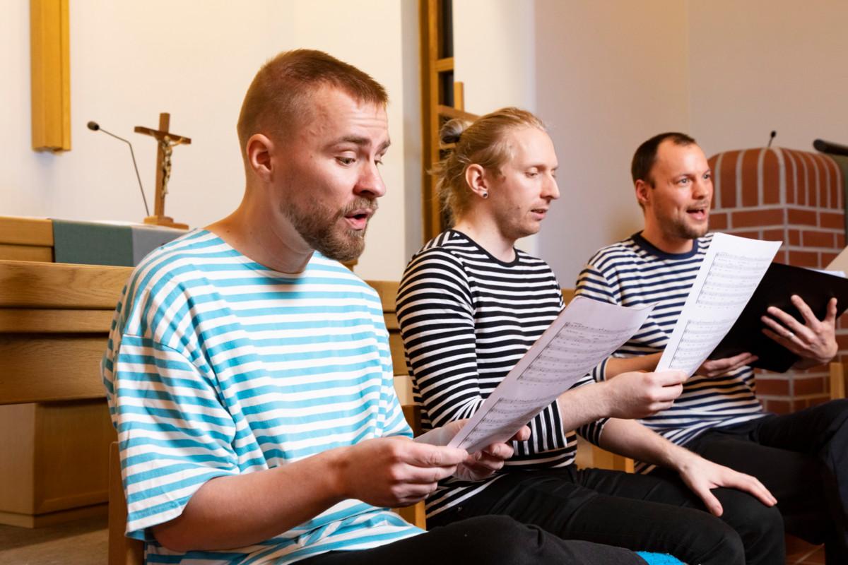Vivace-kamarikuoro harjoittelee Länsimäen kirkolla kerran viikossa. Kuvassa Ville Pekkinen, Tomi Laurinen ja Lauri Vartiala. 