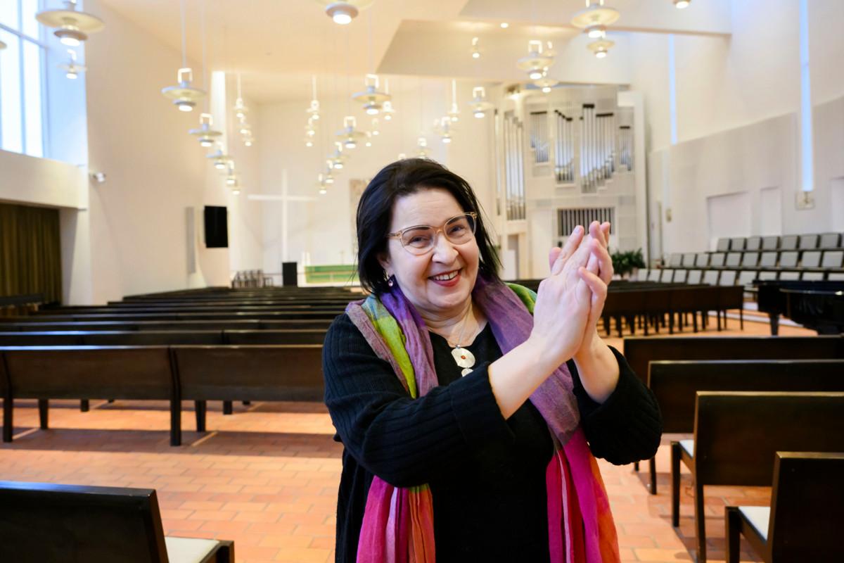 Kanttori Sari Rautio iloitsee siitä, että kahdella hyväntekeväisyyskonsertilla saadaan kerättyä varoja ukrainalaisten auttamiseksi.