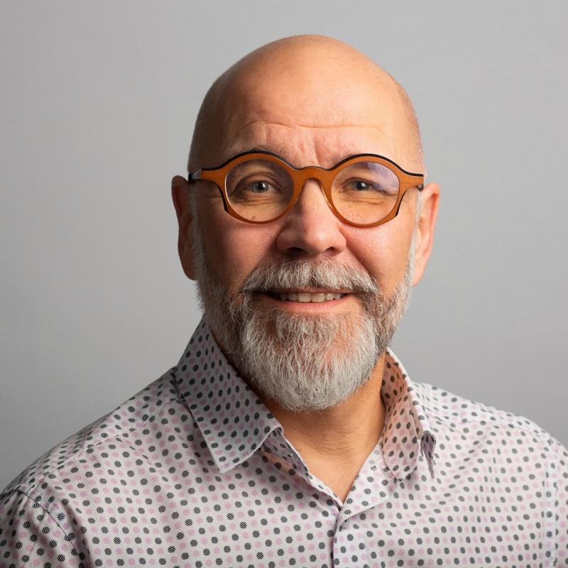 Helsingin yliopiston Vanhan testamentin eksegetiikan professorin Martti Nissisen mielestä Psalmeissa kuvattuihin rukouksiin on helppo samastua. Kuva: Joel Grandell.