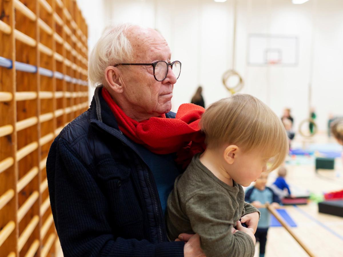 Kerhopappa Jukka Silvennoinen saapuu jo aamuvarhaisella laittamaan paikkoja valmiiksi kerhoon saapuville lapsille ja vanhemmille. Sylissä 2-vuotias Oula Pesola.