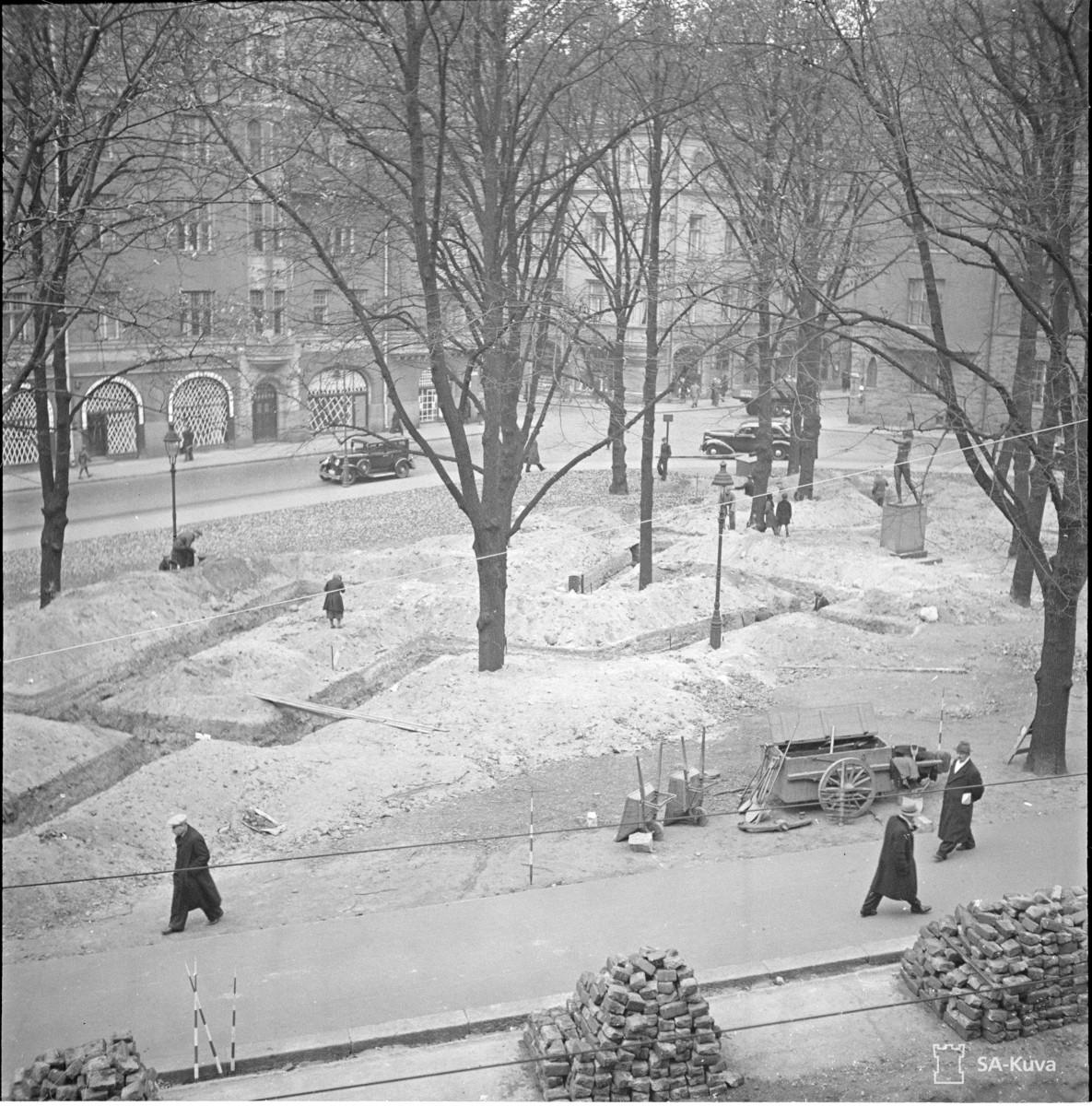 Helsingin Kolmikulman Dianapuistoon rakennettuja sirpalesuojia. Kuva: SA-kuva.