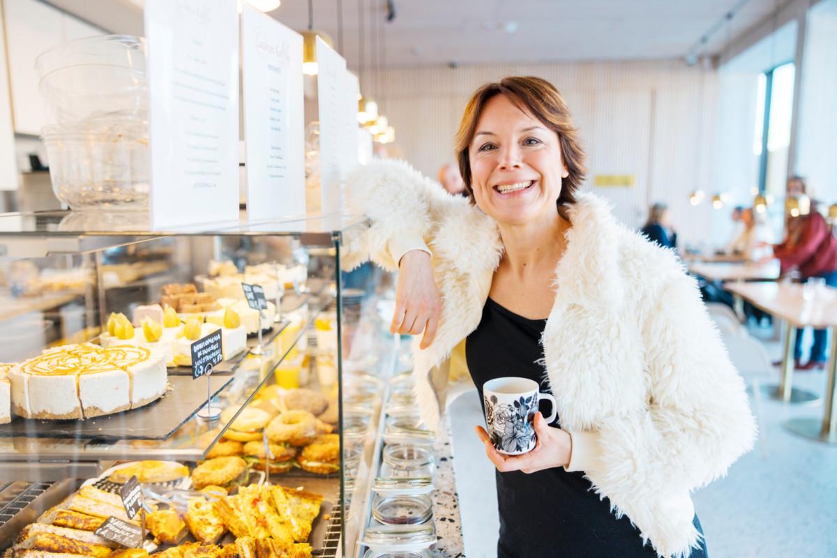 Emma Salokoski tykkää lukea runoja ja suunnitella tulevia projekteja kahvikupin äärellä.