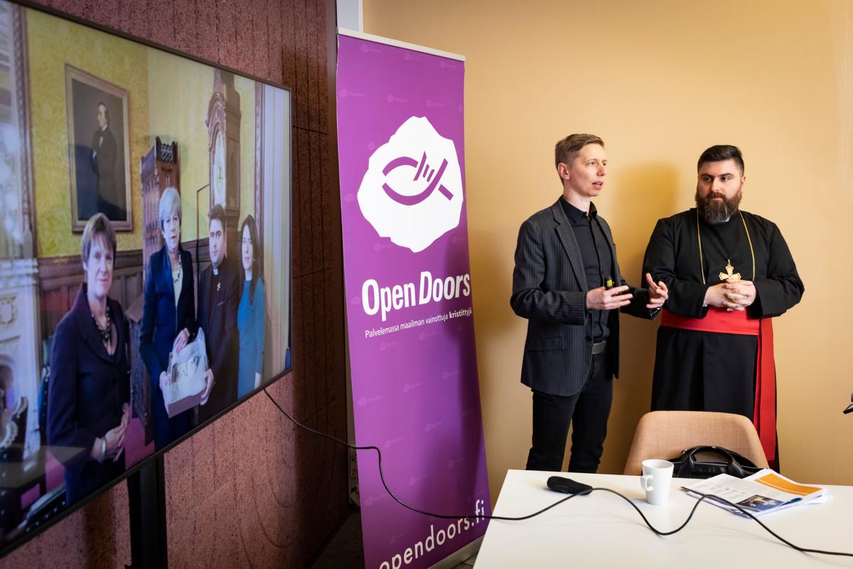 Piispa Daniel vieraili Suomessa Open Doors -järjestön kutsusta. Kuvassa Open Doorsin Miika Auvinen tulkkaa Danielia lehdistötilaisuudessa.