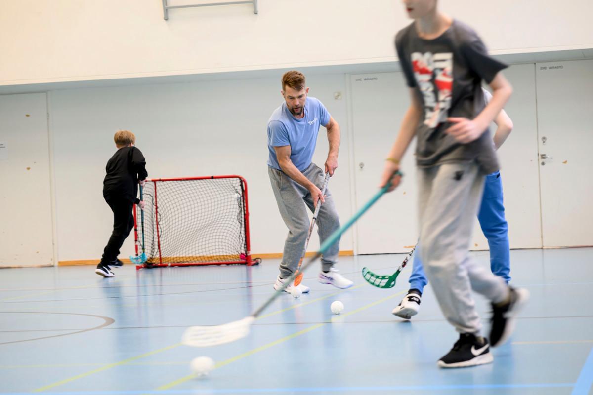 Korson seurakunnan salibandykerho kokoontuu Vierumäen koululla maanantaisin. Terho Kettunen on vetänyt kerhoa, ja hän harrastaa itsekin salibandya.