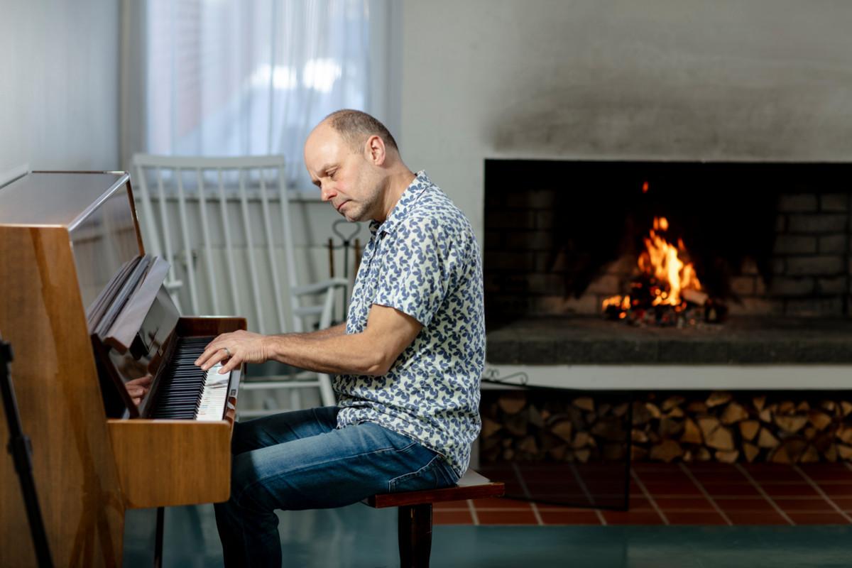 Jussi Tuurna kuvattiin kirkon yläsalissa, jossa uskonnonfilosofinen klubi kokoontuu tänä keväänä neljä kertaa.