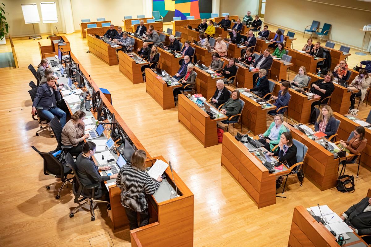 Espoon kirkkovaltuustossa käytiin pitkä keskustelu kansainvälisen vastuun määrärahan jaosta eli siitä, miten Espoon seurakunnat tukevat eri lähetysjärjestöjä. Puheenvuoroaan pitämässä Sini Hulmi.