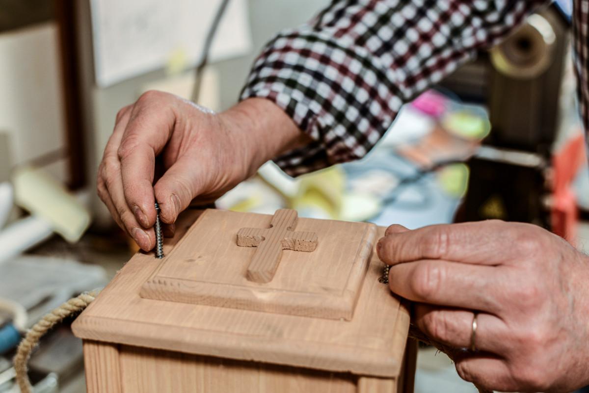 Uurnasta voi tehdä pelkistetyn tai koristella sen mieleisekseen. Joihinkin uurniin tuli ristikoriste.