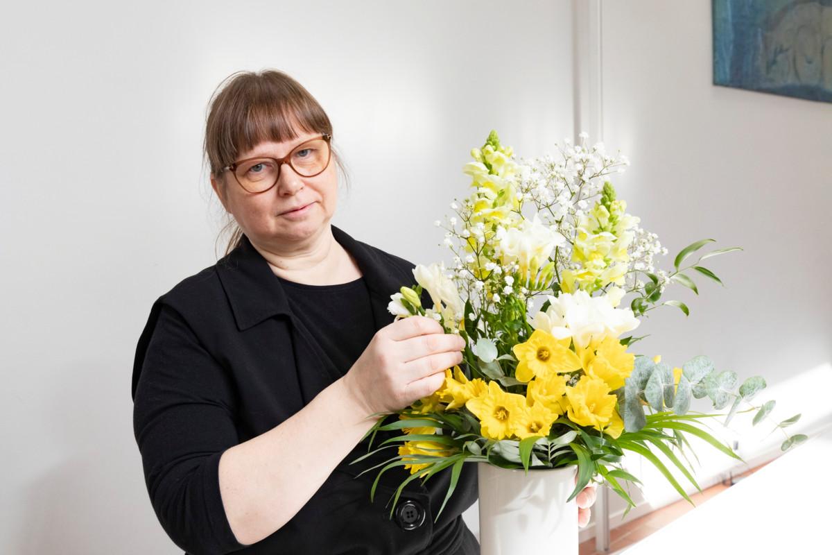 Rekolan seurakunnan suntion Mirja Röytiön mukaan kirkon alttari on koristeltu pääsiäisyön messussa muun muassa narsisseista ja muista kukista koostuvalla kukkakimpulla.