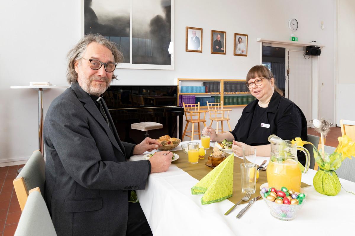 Seppo Paulasaari ja Mirja Röytiö kutsuvat seurakuntalaisia yhteiselle pääsiäisyön aterialle.