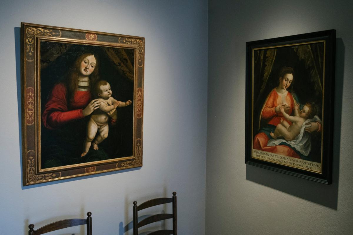 Kappelin urkuhuoneeseen on ripustettu kahden tuntemattoman taiteilijan Madonna ja lapsi -aiheiset maalaukset. Kuva Antti Rintala