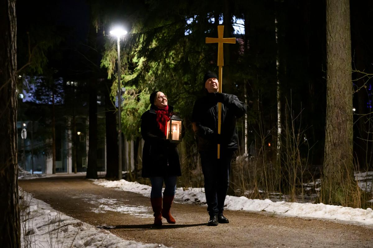 Pyhiinvaelluskulkue kävelee pääsiäislauantaina ristin ja valon johdattamana kirkolta kirkolle. Papit Kaisa Yletyinen ja Ossi Tervonen näyttävät mallia.