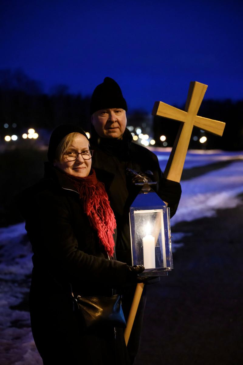 Papit Kaisa Yletyinen ja Ossi Tervonen pitävät käsissään elävää tulta ja ristiä, jotka muistuttavat pääsiäisen sanomasta.