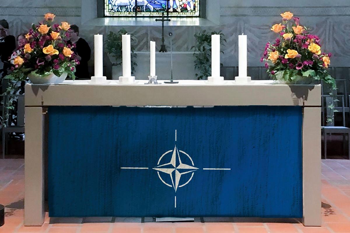 Toiset näkevät kuvassa ristin, toiset ilmansuuntia kuvaavan symbolin. Arvostelijoiden mielestä tämä muistuttaa liikaa Naton logoa.