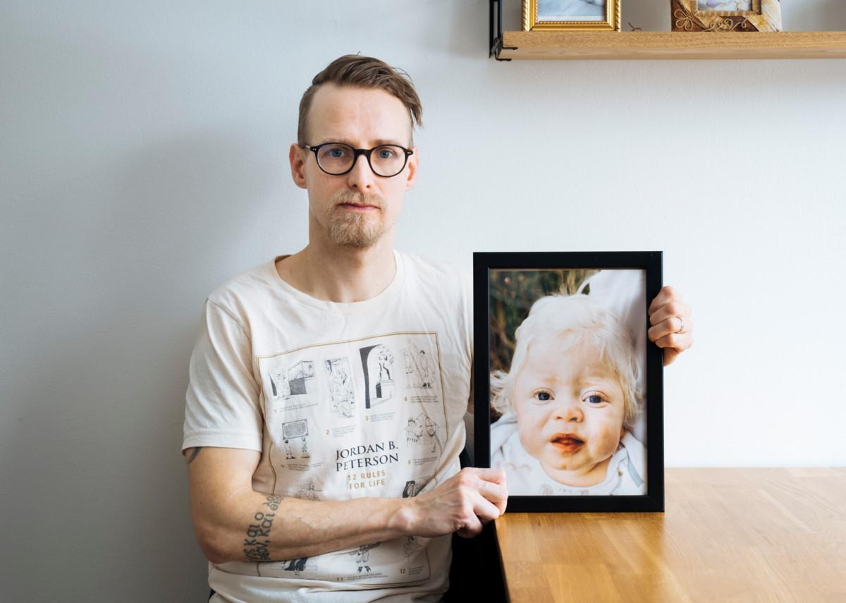 Lari Launosen ja hänen perheensä kotona on esillä useita valokuvia viime vuoden helmikuussa kuolleesta Huugosta.