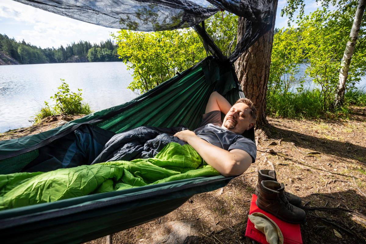 Jukka Lehti nukkuu toisinaan riippumatossa taivasalla. Hänet kuvattiin Nuuksion Vääräjärven rannalla harrastuksensa parissa elokuussa 2020.