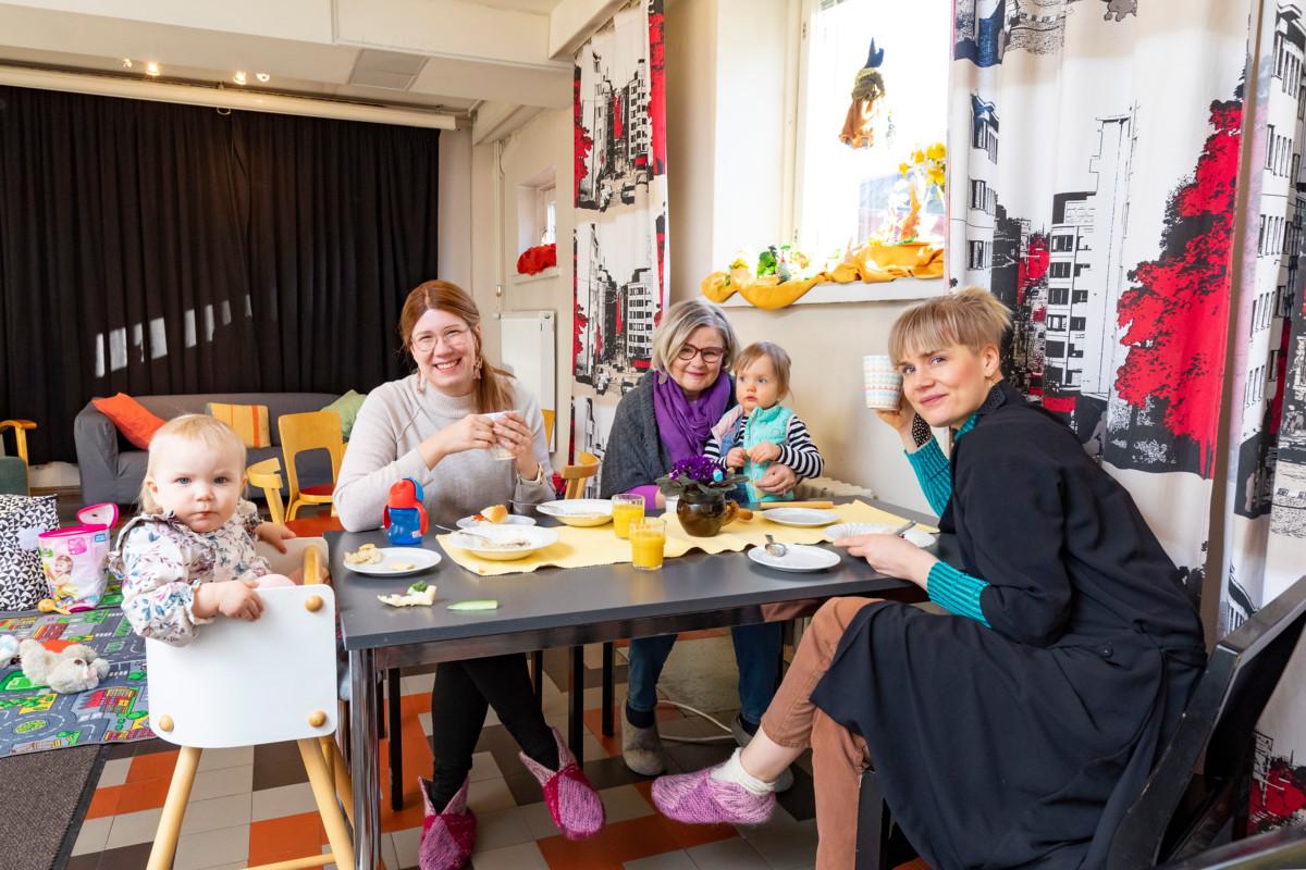 Aamupuurolla Kallion seurakunnan olohuoneessa. Sanna-Mari Metsi (oikealla) ja Riikka Rättö ovat kantaporukkaa. Keskellä ohjaaja Susanna Savelan sylissä Kerttu Metsi, pöydän päässä Elsi Rättö-Seila.