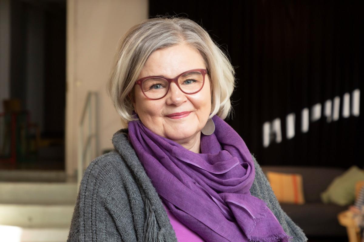 Iltapäiväkerhon ohjaaja Susanna Savela lupaa keittää puuroa joka tiistaiaamu kerhotilassa.