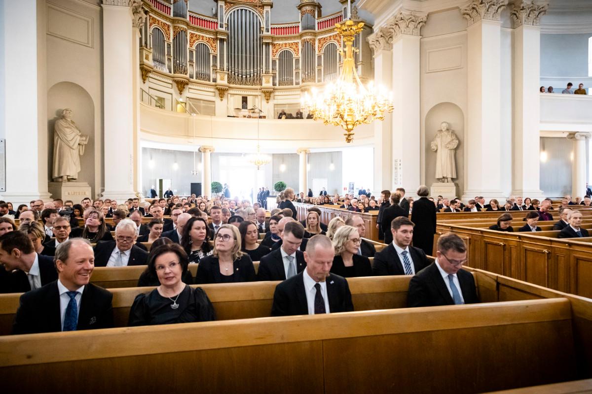 Helsingin tuomiokirkossa vietettiin valtiopäivien ekumeenista avajaisjumalanpalvelusta torstaina 13. huhtikuuta. Tilaisuuteen osallistui suurin osa kansanedustajista.