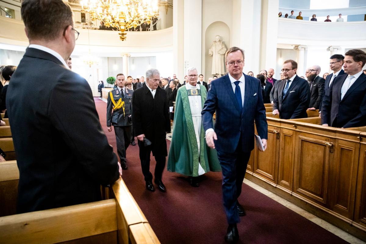 Tasavallan presidentti Sauli Niinistö saapui tilaisuuteen Mikkelin hiippakunnan piispan Seppo Häkkisen saattelemana.