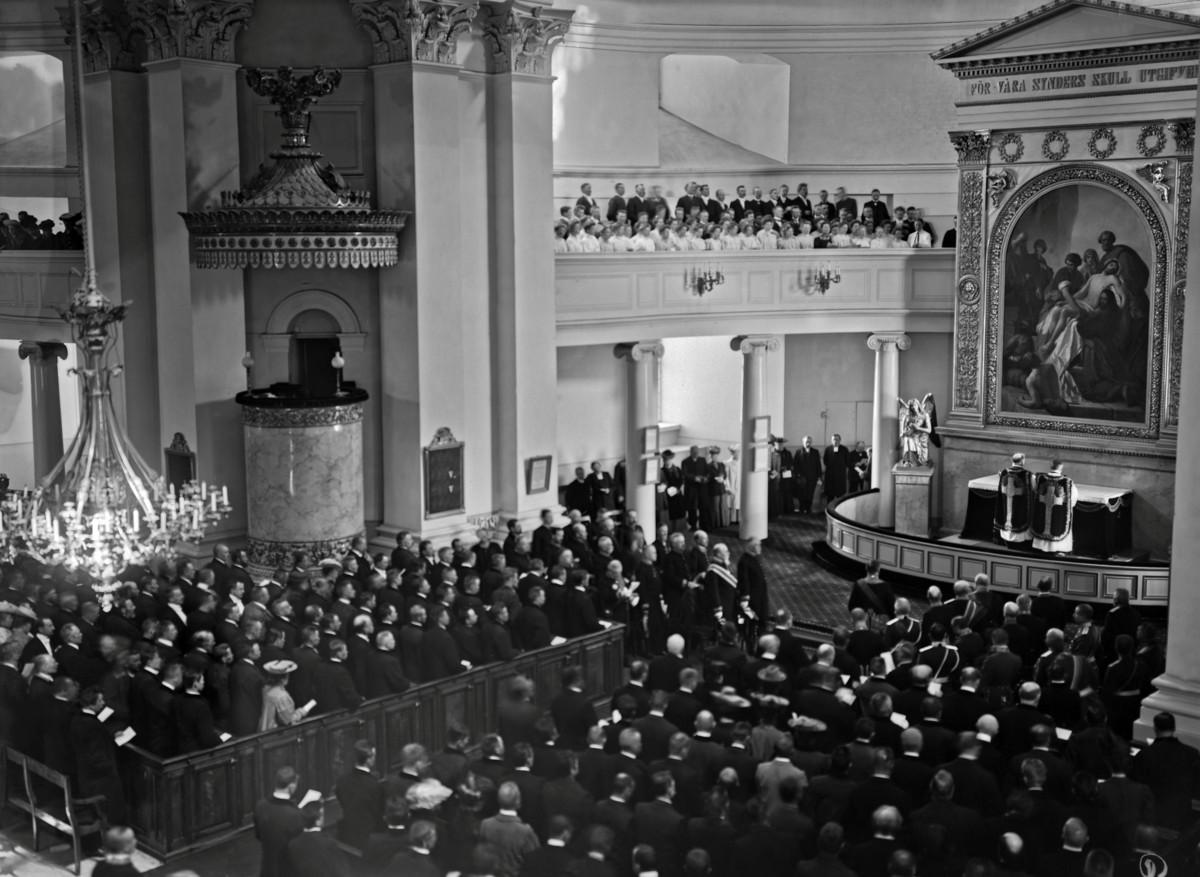 Ensimmäisten yksikamaristen valtiopäivien avajaiset 25.5.1907. Tuolloin Helsingin tuomiokirkko oli vielä nimeltään Nikolainkirkko.