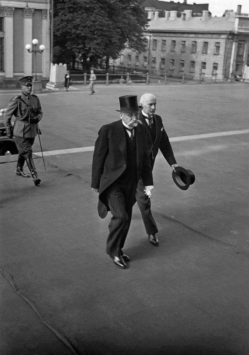 Presidentti Kyösti Kallio saapuu juhlajumalanpalvelukseen Helsingin tuomiokirkkoon vuonna 1939.