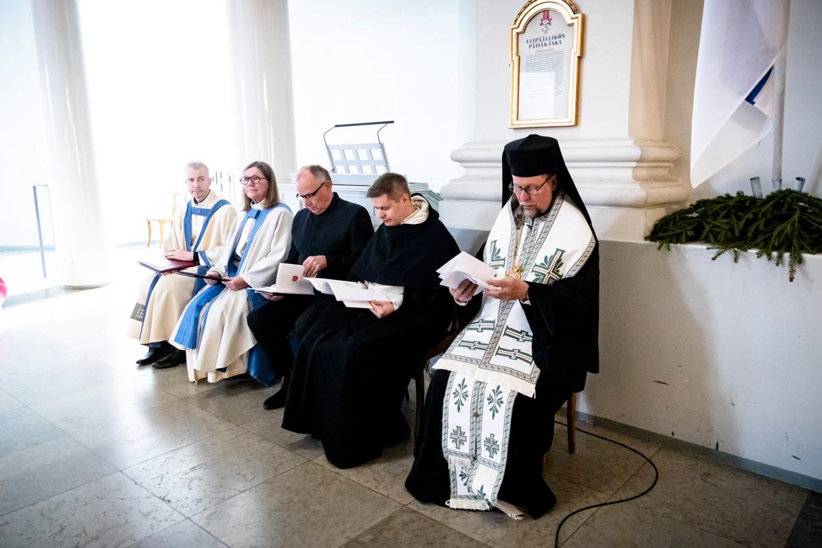 Valtiopäivien avajaisjumalanpalvelus on nykään ekumeeninen. Tilaisuuteen valmistautumassa Aki Kekkonen, Pia Kummel-Myrtskog, Hannu Vuorinen, isä Gabriel Salmela ja metropoliitta Arseni.