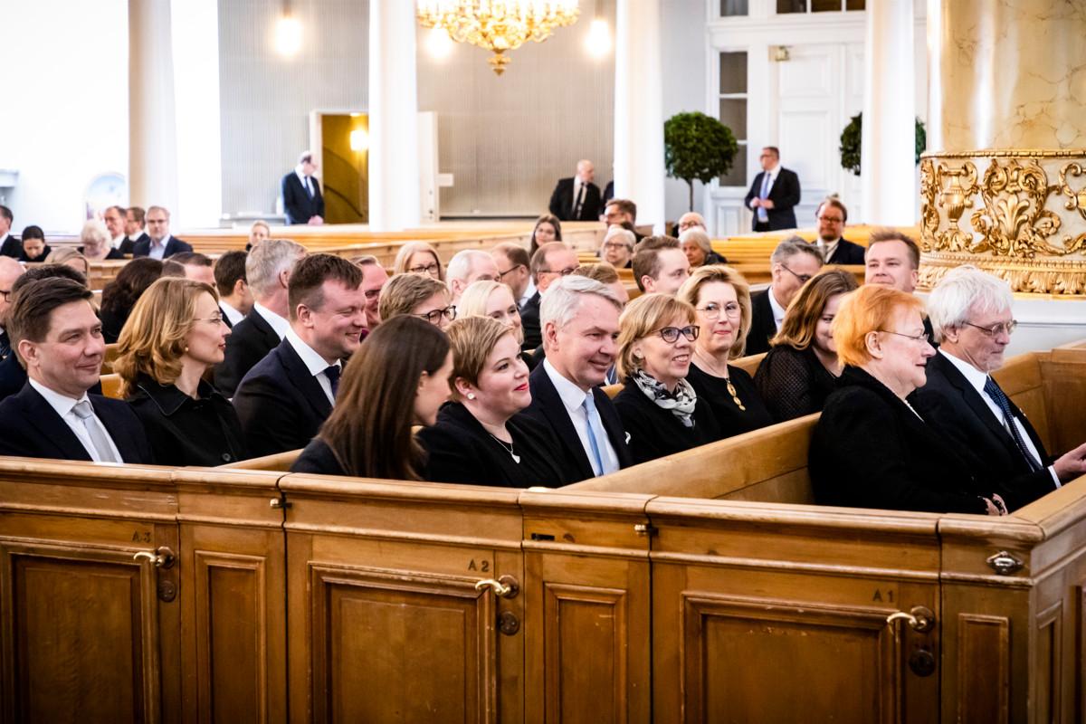 Kirkon etuosassa istuivat ministerit. Myös Tarja Halonen ja puoliso Pentti Arajärvi osallistuivat tilaisuuteen.