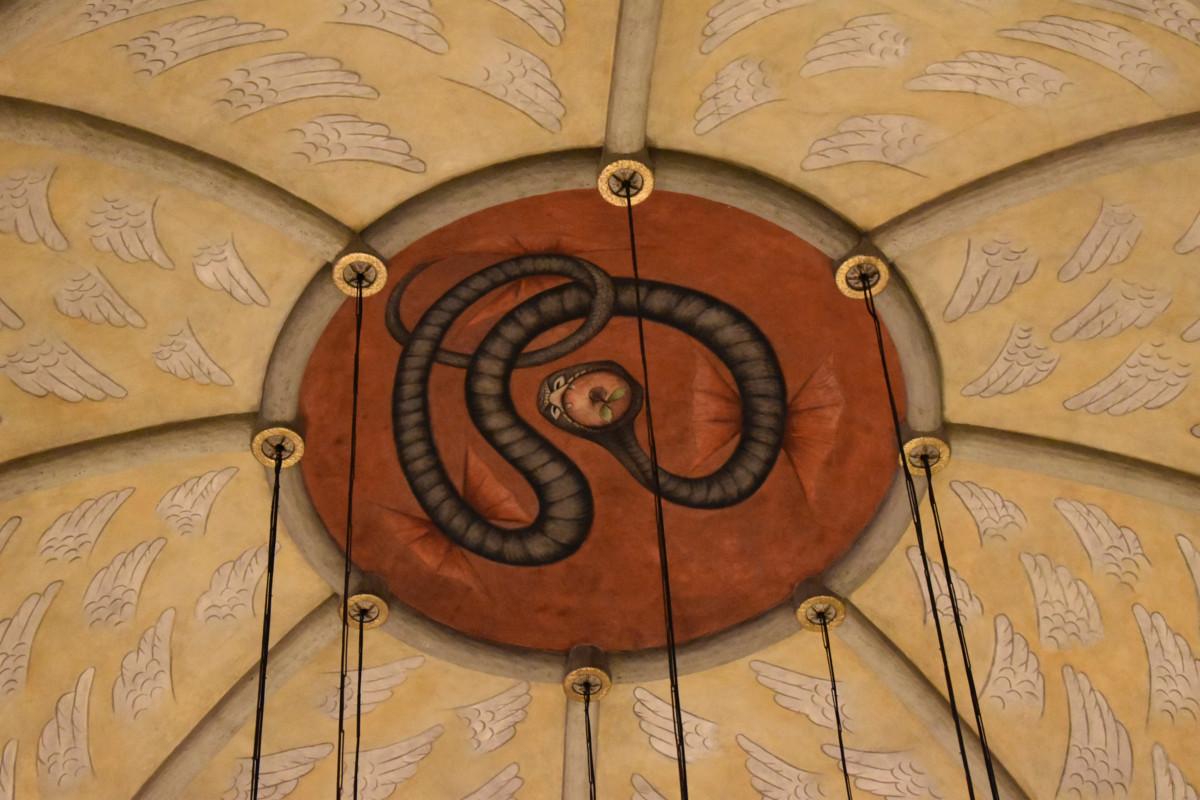 Kiistelty käärme tuomiokirkon katossa. Kuva: Minnamaria Koskela