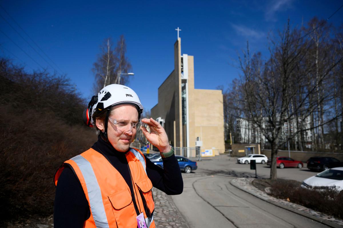 Myyrmäen kirkon tontti on haastava: pitkänmuotoinen ja aivan junaradassa kiinni. Juha Paukkerin mukaan monista ongelmista huolimatta Juha Leiviskän suunnittelema kirkko on hieno.