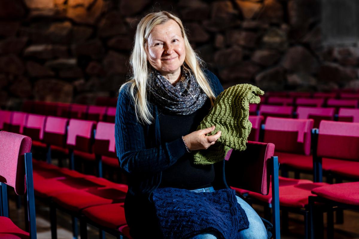 Espoonlahden seurakunnan baby shower -illan ohjelmassa on muun muassa arvontaa, jossa voi voittaa vauvanpeiton. Leena ­Järvinen esittelee yhtä palkintopeittoa.