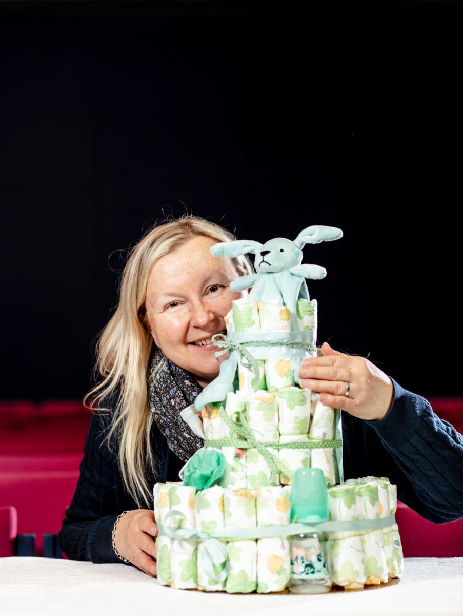 – Monilla baby showereilla tulevalle äidille annetaan vaippakakku, Leena Järvinen sanoo. Kuvassa lastenohjaaja Tarja Ruoholinnan tekemä vaippakakku.