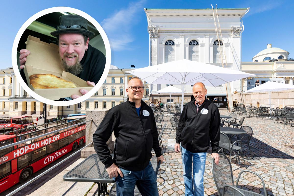 Tuomiokirkon kellotapulin kesäterassi aukeaa jälleen toukokuussa. Ravintoloitsijat Petri Laitinen ja Kaj Kuhlefelt kuvattiin terassilla vuonna 2022. Kesäterassille tulee myös Ville Haapasalon yritys Haapasalon Hatsapuri.