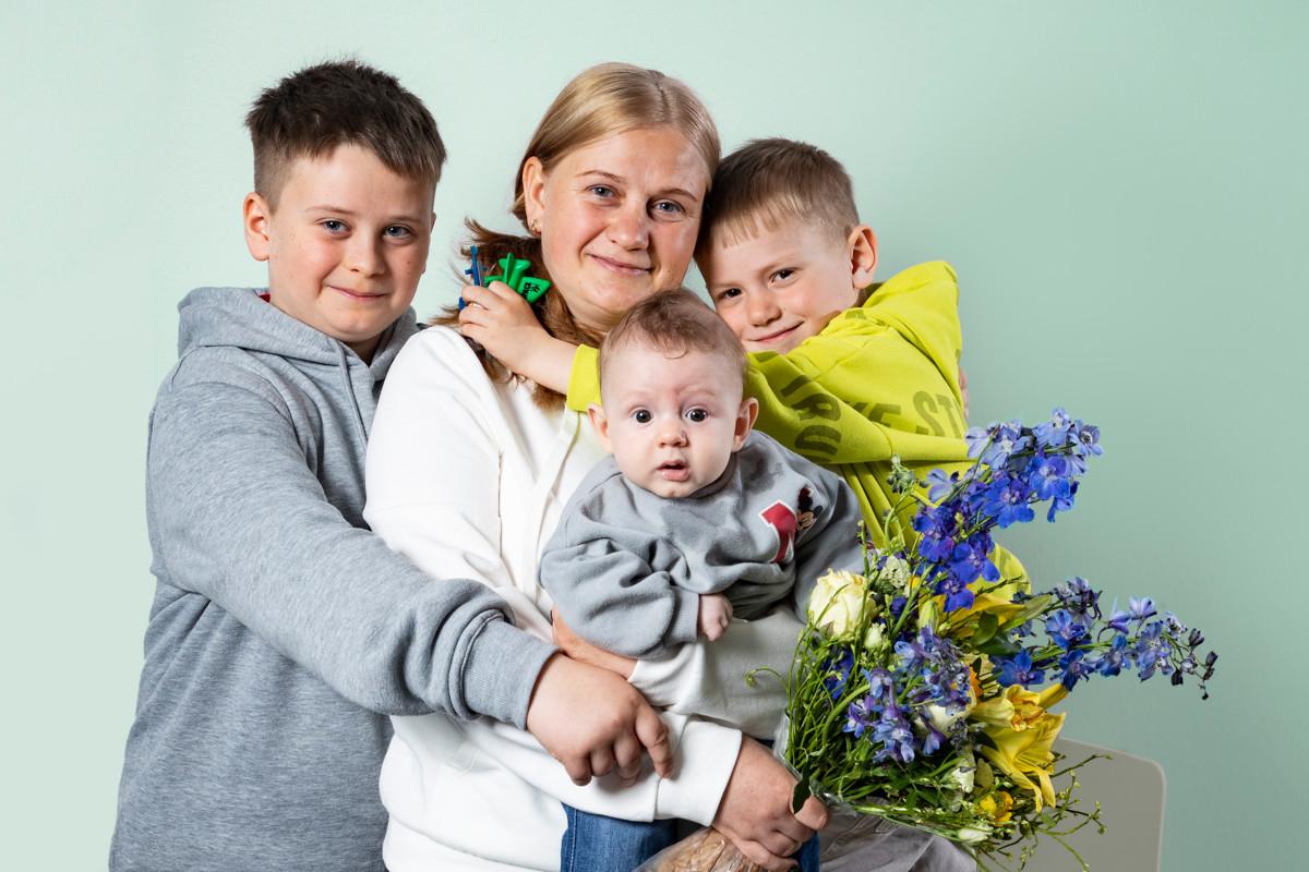 Natalia Yakymchuk ja hänen kolme poikaansa, Mykyta, Danylo ja Oleksandr.