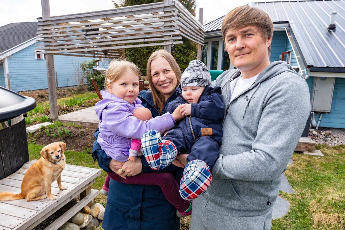 Anne ja Toni Seppäsen lapset Hilkka ja Onni kastettiin maaliskuussa Olarin kirkossa. Perhe kuvattiin heidän siirtolapuutarhamökillään Espoon Puolarmaarissa Viljami-koiran tarkkaillessa tilannetta vieressä.