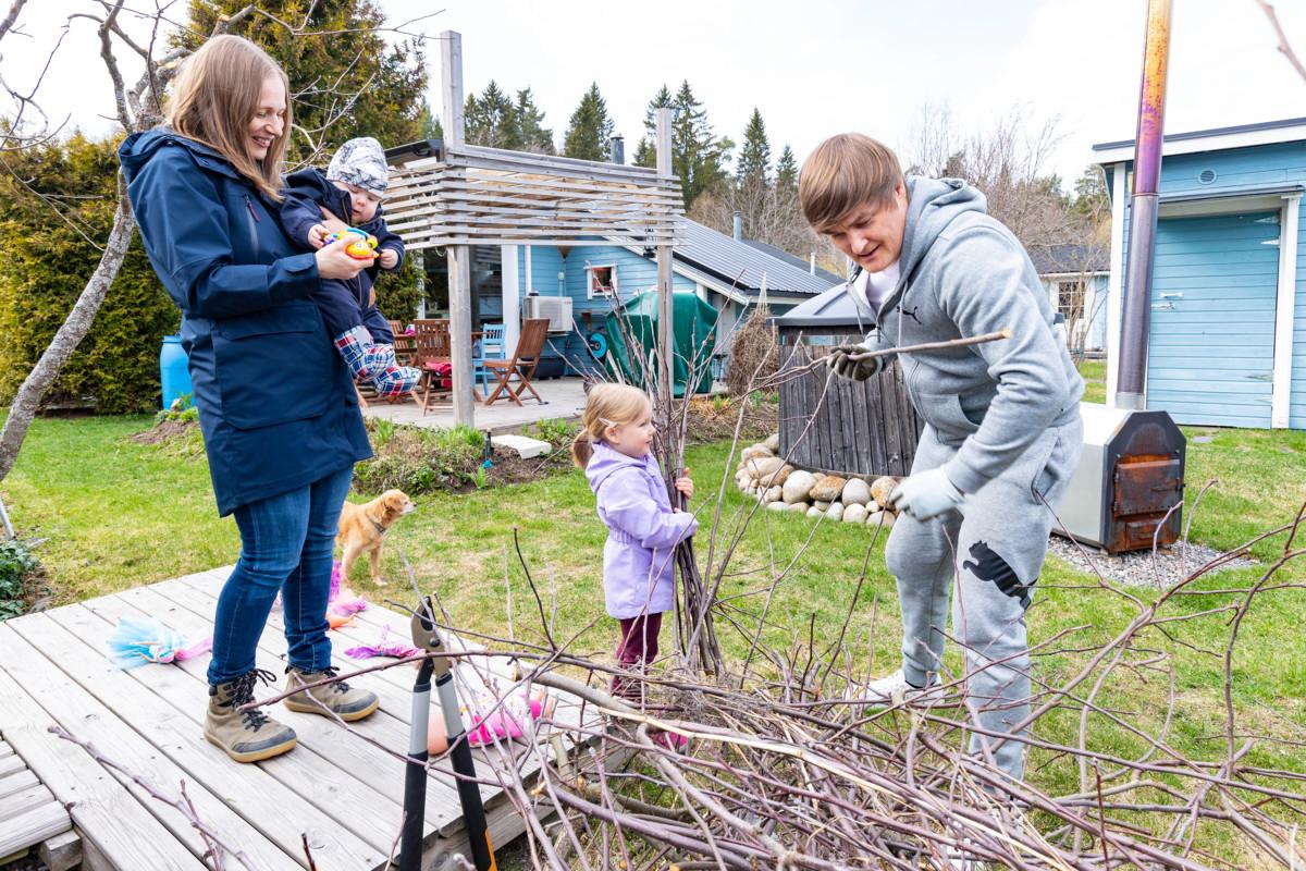 Nelivuotias Hilkka Seppänen auttaa Toni-isää kevätpuuhissa perheen siirtolapuutarhamökillä. Anne Seppäsen sylissä Onni-vauva.