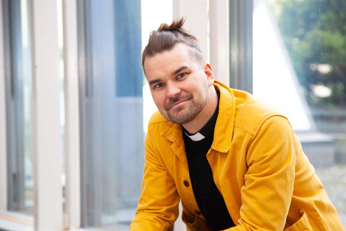 – Se kaikki ihana ja hyvä, jota pariskunnalla on, onhan se aina juhlimisen arvoista, sanoo pappi Iiro Salminen Vantaankosken seurakunnasta. Kuva: Sanna-Maria Viherväs.