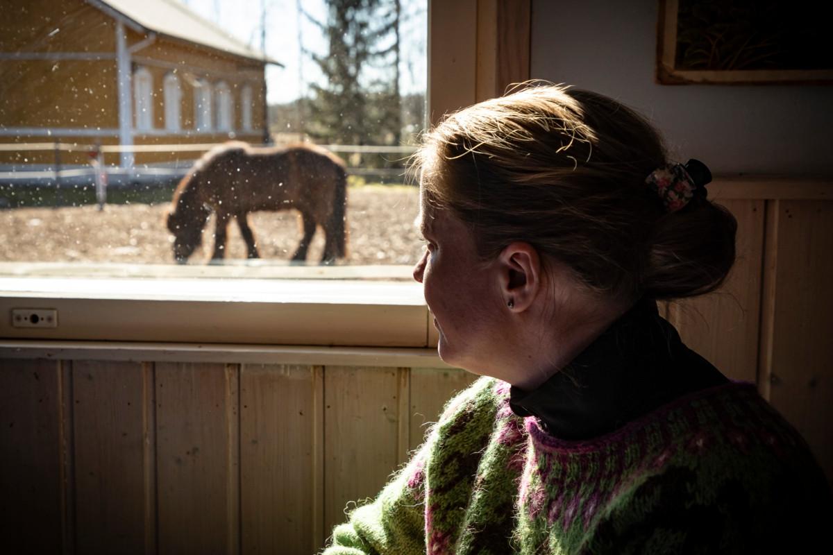 – Työskennellessäni hevosen kanssa kohtasin itsessäni sellaisia kysymyksiä kuin millainen todella olen, mihin pystyn ja mitä haluan elämältä, psykoterapeutti Anna-Kaisa Pitkänen sanoo.