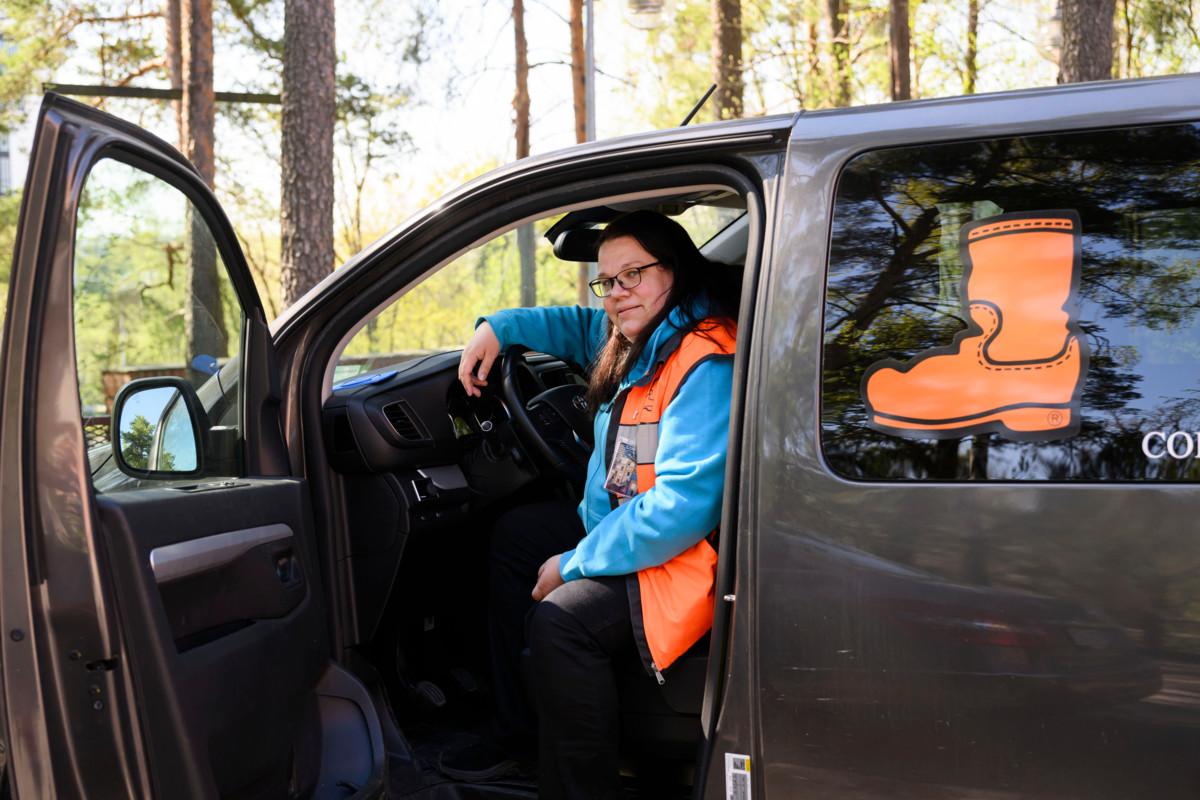 Erityisnuorisotyönohjaaja Aura Karjalainen työskentelee Espoon Saappaassa toimialueenaan koko Espoo. Kuvassa myös Saappaan pakettiauto.  
