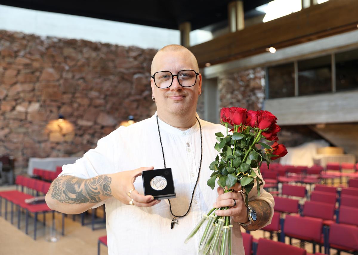 Muusikko ja ravintola-alan yrittäjä Arttu Wiskari vastaanotti Pro diaconia -mitalin Espoonlahden kirkossa 15. toukokuuta.