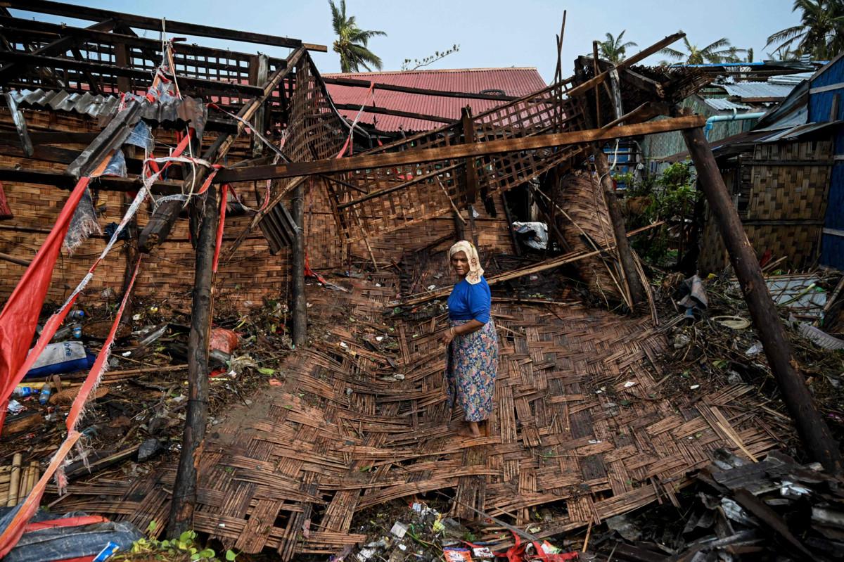 Rohingya-nainen seisoo tuhoutuneen kotinsa vieressä Basaran pakolaisleirillä 16.5.2023.