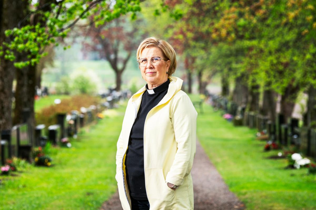 Pappi Tarja Korpela on yksi niistä Vantaan seurakuntien työntekijöistä, jotka jalkautuvat Helsingin pitäjän kirkon hautausmaalle ja ovat tarvittaessa valmiit keskustelemaan ihmisten kanssa.