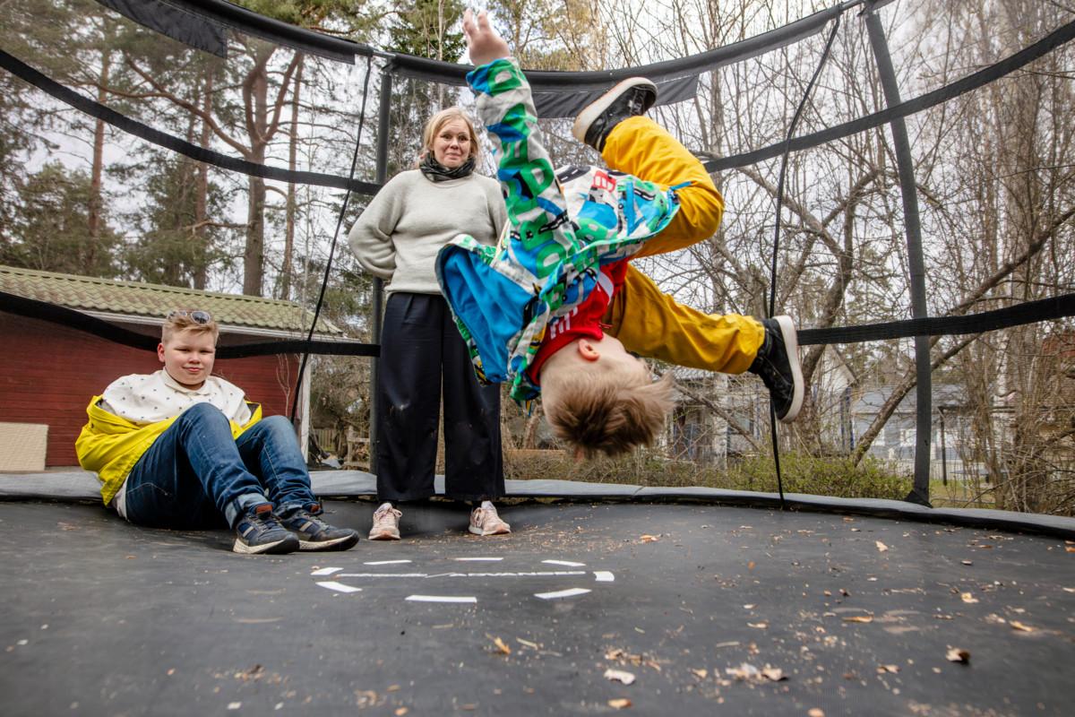 Hermanni Käyhkö-Oksa ja Ella Lindholm katselevat Luukas Käyhkö-Oksan temppuja trampoliinilla.