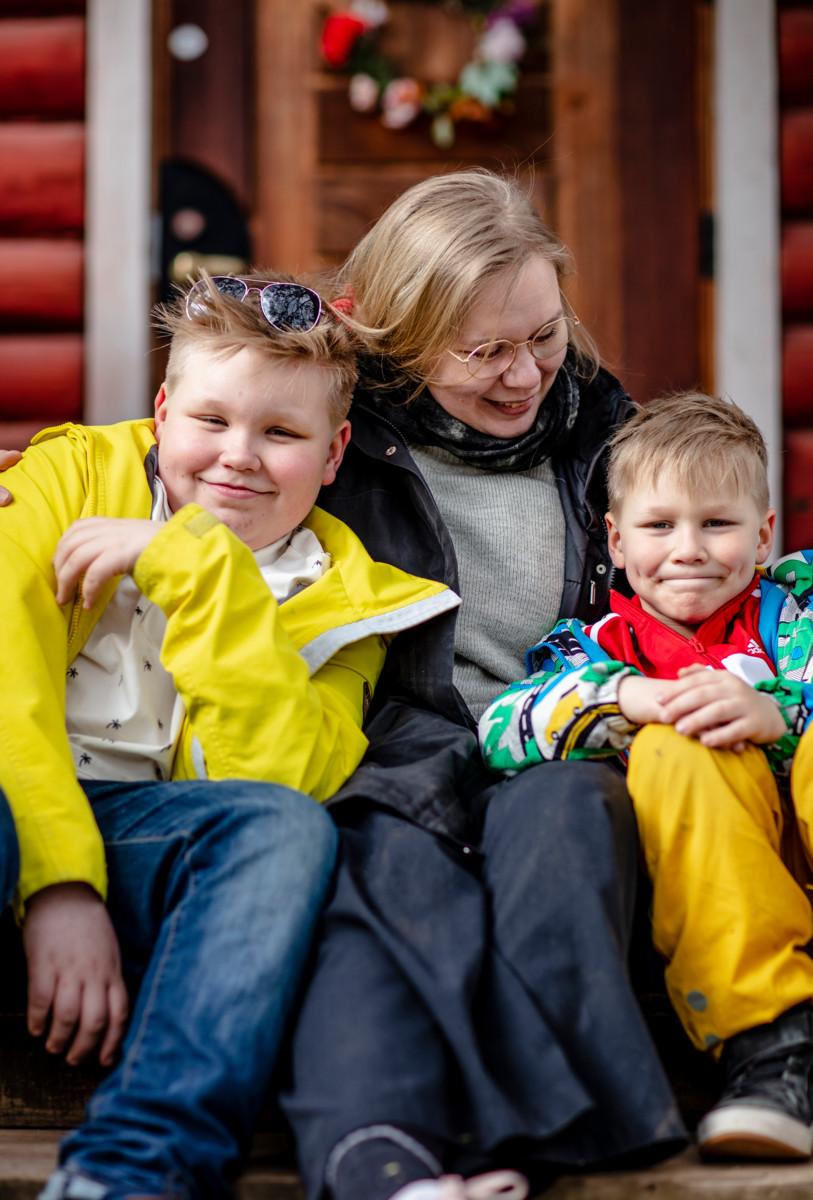 Ella Lindholm tapaa usein kummilapsiaan, esimerkiksi Hermanni ja Luukas Käyhkö-Oksaa. He leikkivät usein ulkona, ja mukana on muitakin lapsia.