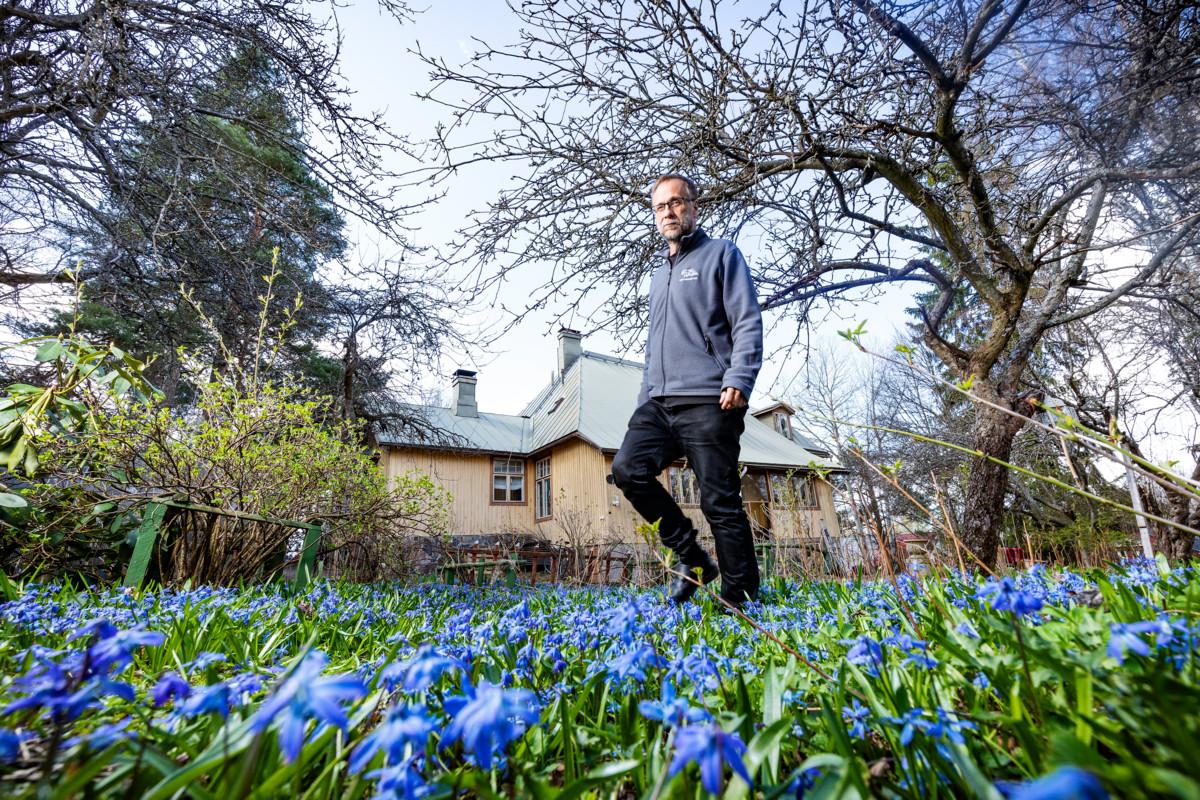 Risto Isomäki on elänyt koko elämänsä Rooman klubin Kasvun rajat -raportin uhkakuvien varjossa. Malmilla sijaitseva kotitalo valmistui vuonna 1917 kalasäilyketehtaan johtajan asunnoksi.