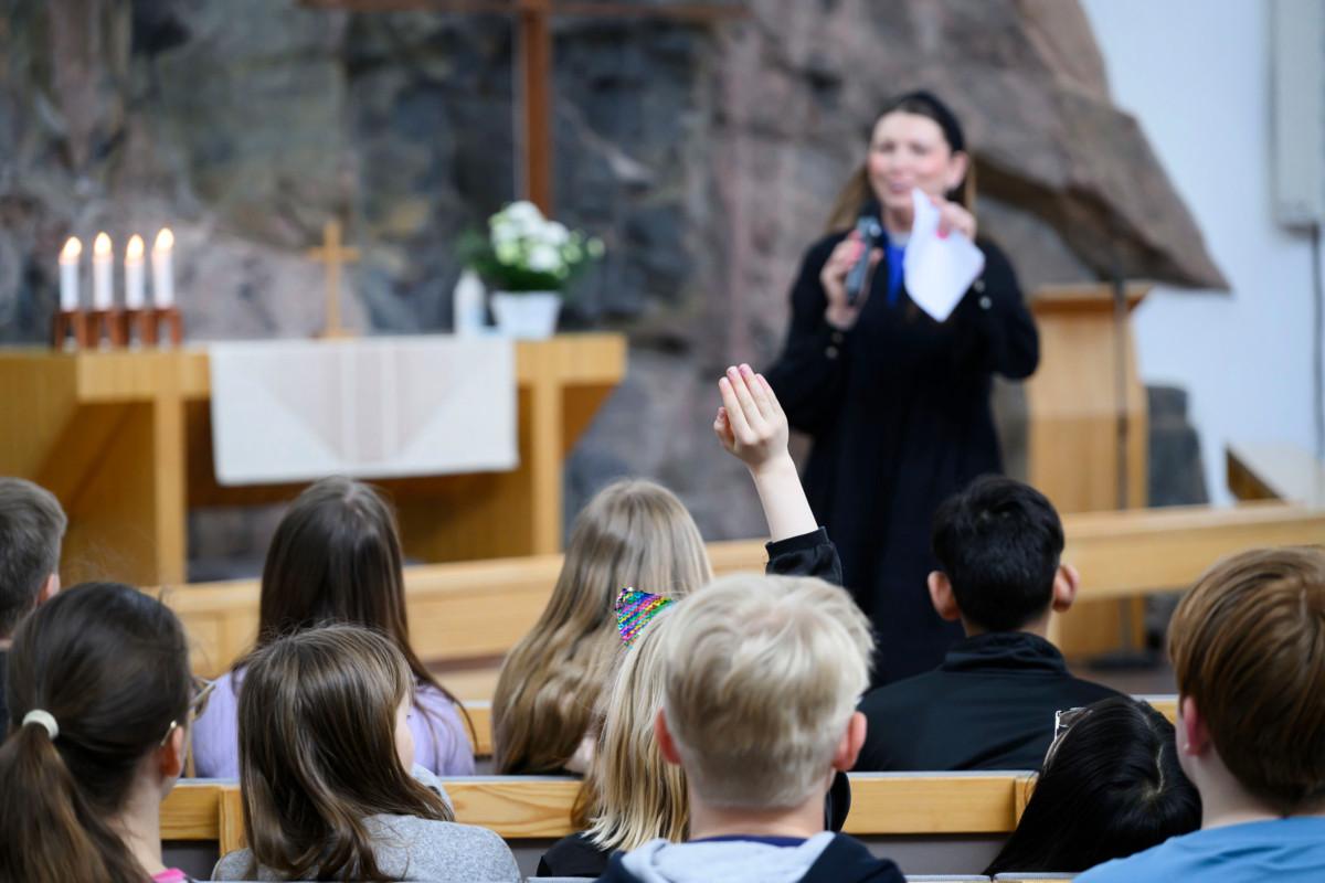 Soukan kappelissa järjestetyssä opetustuokiossa nuorisotyönohjaaja Nea Syrjälä kyseli, mitä oppilaille tulee mieleen sanasta rohkeus.