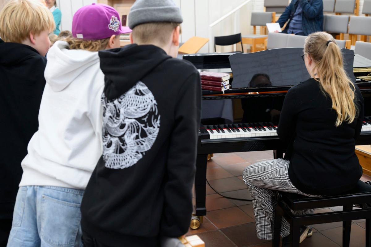 Soukan koulun oppilaat keskittyivät tarkasti, kun luokanopettaja Heli Malila esitti Beethovenia.