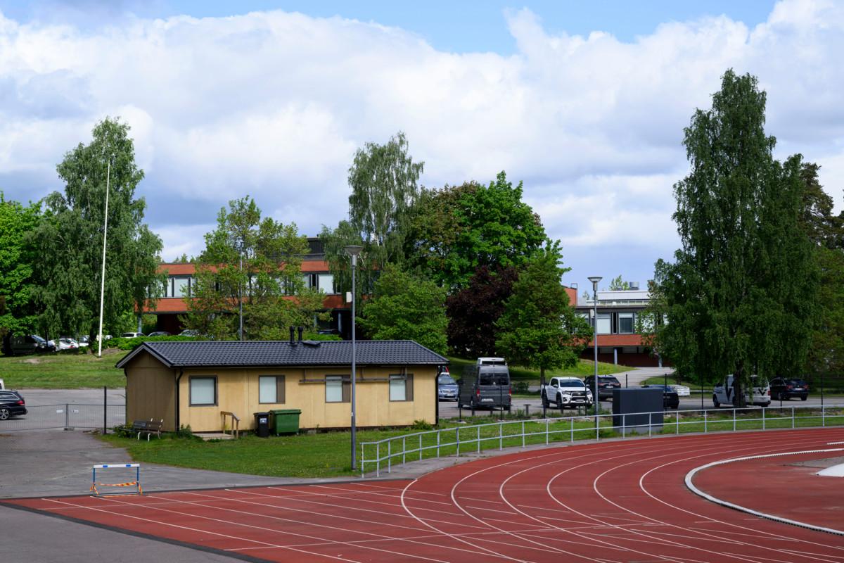 Varian Hiekkaharjun toimipiste kuvattuna urheilukentän puolelta.